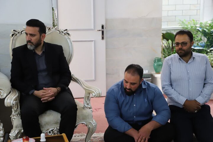 تصاویر/دیدار استاندار مرکزی با خانواده سردار شهید مهدی وفایی در محلات