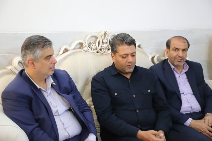 تصاویر/دیدار استاندار مرکزی با خانواده سردار شهید مهدی وفایی در محلات