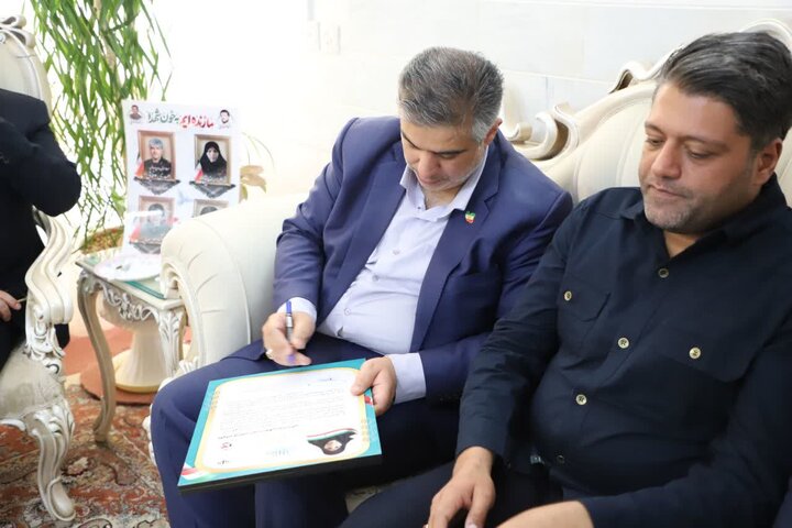 تصاویر/دیدار استاندار مرکزی با خانواده سردار شهید مهدی وفایی در محلات