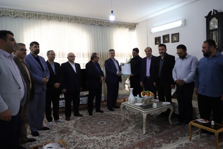 تصاویر/دیدار استاندار مرکزی با خانواده سردار شهید مهدی وفایی در محلات