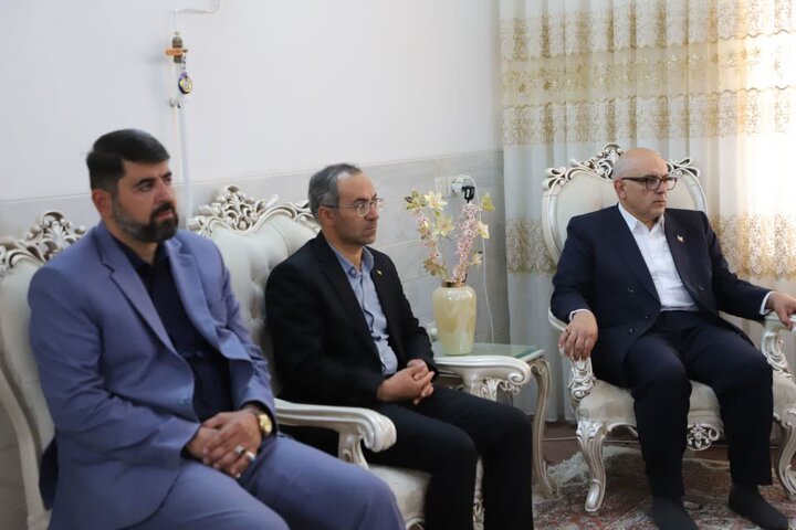 تصاویر/دیدار استاندار مرکزی با خانواده سردار شهید مهدی وفایی در محلات