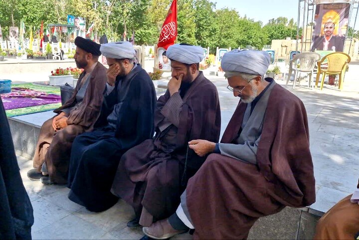 تصاویر/ تجدید بیعت طلاب و روحانیون حوزه علمیه اصفهان با شهدا