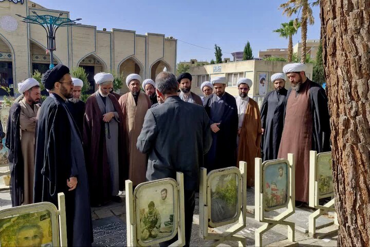 تصاویر/ تجدید بیعت طلاب و روحانیون حوزه علمیه اصفهان با شهدا