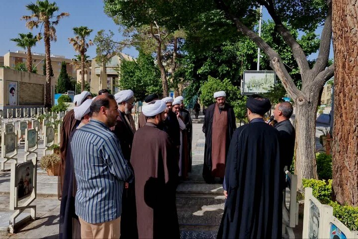 تصاویر/ تجدید بیعت طلاب و روحانیون حوزه علمیه اصفهان با شهدا
