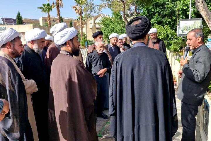 تصاویر/ تجدید بیعت طلاب و روحانیون حوزه علمیه اصفهان با شهدا