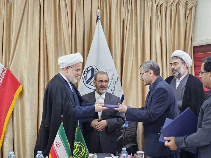 تصاویر/نشست شورای راهبری دانشگاه مذاهب اسلامی (شعبه کردستان) با حضور ریاست عالی دانشگاه