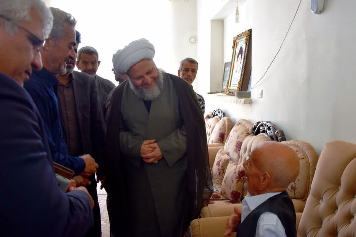 زیارت قبور شهداء ودیداربا خانواده شهیددر روز شهادت امام باقر (ع)با حضورامام جمعه آران وبیدگل