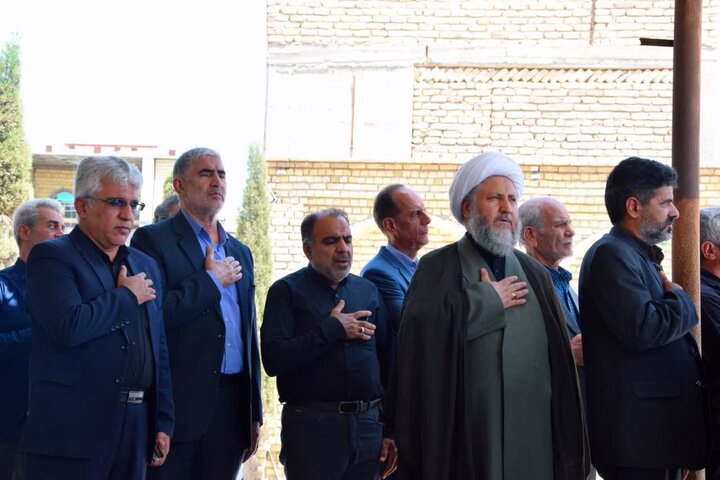 زیارت قبور شهداء ودیداربا خانواده شهیددر روز شهادت امام باقر (ع)با حضورامام جمعه آران وبیدگل