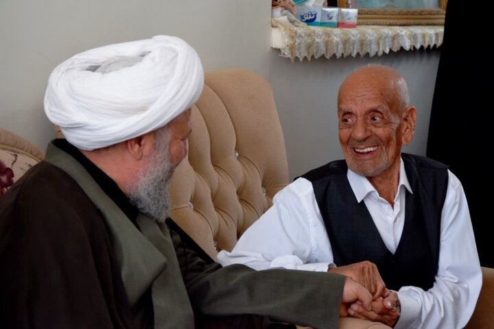 زیارت قبور شهداء ودیداربا خانواده شهیددر روز شهادت امام باقر (ع)با حضورامام جمعه آران وبیدگل