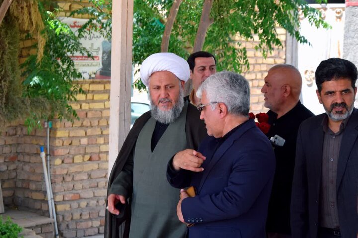 زیارت قبور شهداء ودیداربا خانواده شهیددر روز شهادت امام باقر (ع)با حضورامام جمعه آران وبیدگل