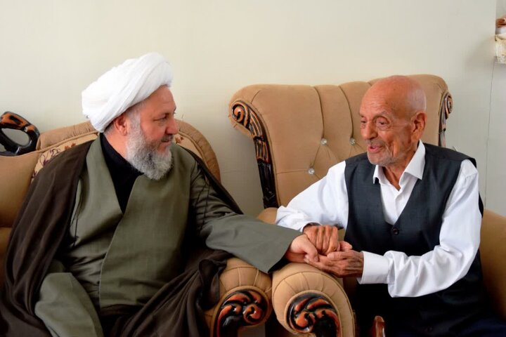 زیارت قبور شهداء ودیداربا خانواده شهیددر روز شهادت امام باقر (ع)با حضورامام جمعه آران وبیدگل