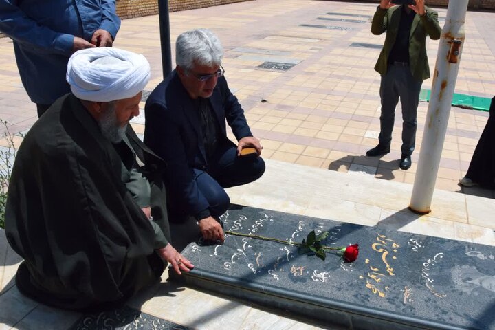 زیارت قبور شهداء ودیداربا خانواده شهیددر روز شهادت امام باقر (ع)با حضورامام جمعه آران وبیدگل