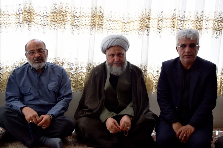 زیارت قبور شهداء ودیداربا خانواده شهیددر روز شهادت امام باقر (ع)با حضورامام جمعه آران وبیدگل