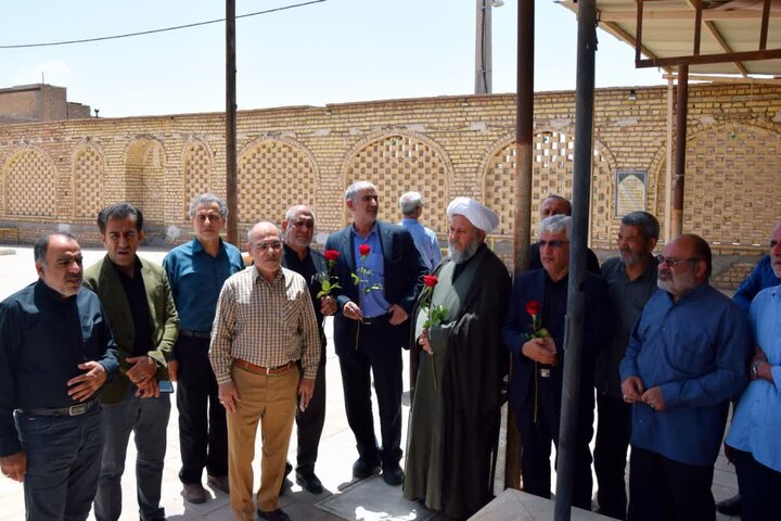 زیارت قبور شهداء ودیداربا خانواده شهیددر روز شهادت امام باقر (ع)با حضورامام جمعه آران وبیدگل