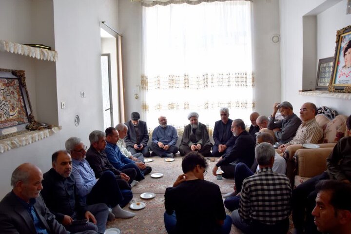 زیارت قبور شهداء ودیداربا خانواده شهیددر روز شهادت امام باقر (ع)با حضورامام جمعه آران وبیدگل