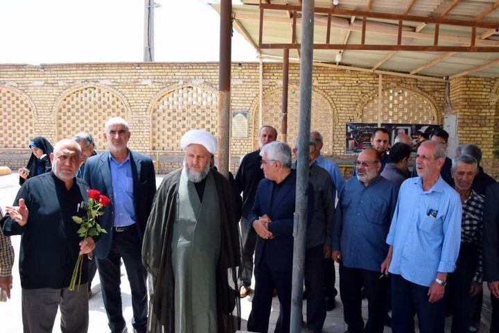 زیارت قبور شهداء ودیداربا خانواده شهیددر روز شهادت امام باقر (ع)با حضورامام جمعه آران وبیدگل