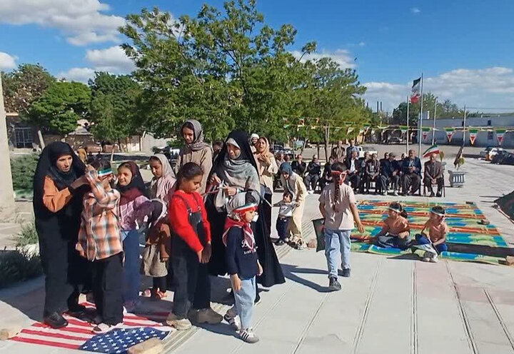 تصاویر/ فعالیت‌های فرهنگی و تبلیغی مدارس علمیه خواهران کردستان در موکب‌ها و تجمعات شبانه