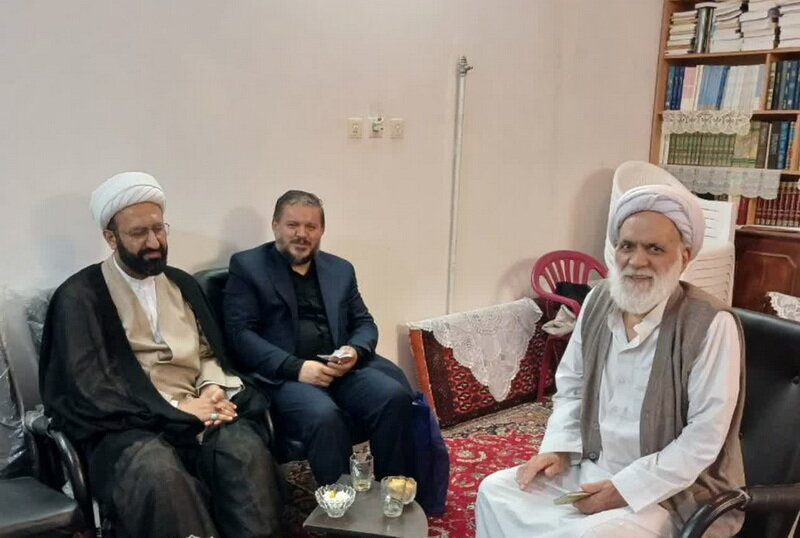 عیادت نمایندگان آیت‌الله اعرافی از استاد پیشکسوت حوزه علمیه قم + عکس