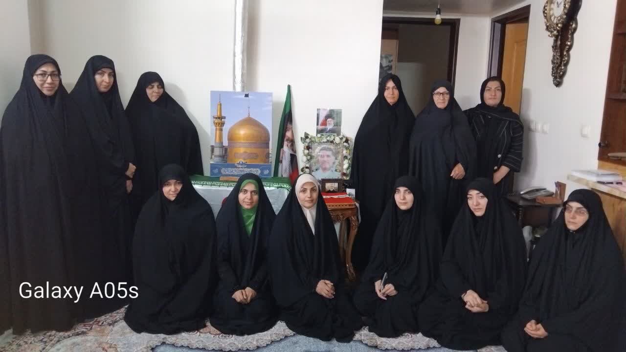 دیدار طلاب مدرسه علمیه صالحات فولادشهر با خانواده شهید سرگرد مجید غفارپور؛ روایت همسر شهید از اخلاق و روحیه خدمت‌گزاری