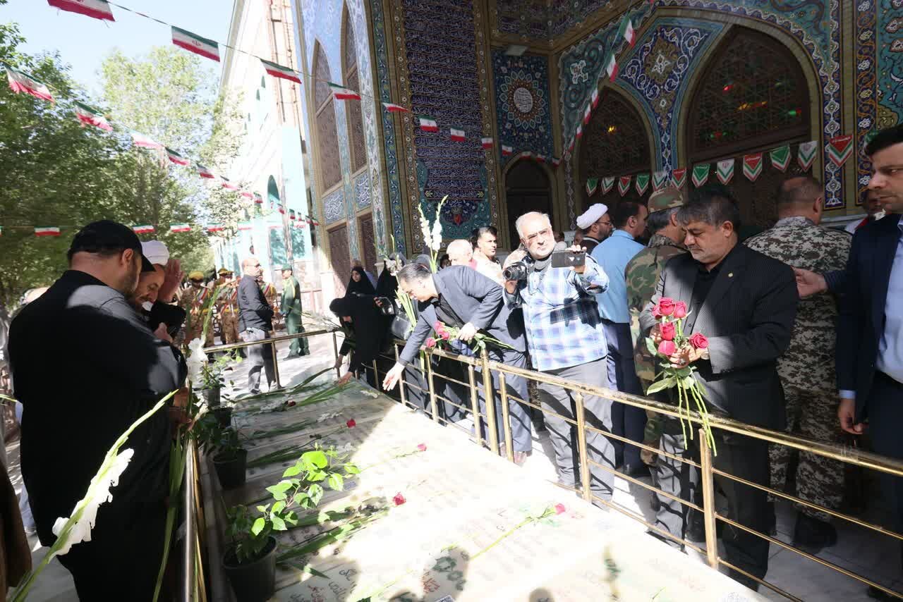 گلباران مزار شهدای سوم خرداد در قم