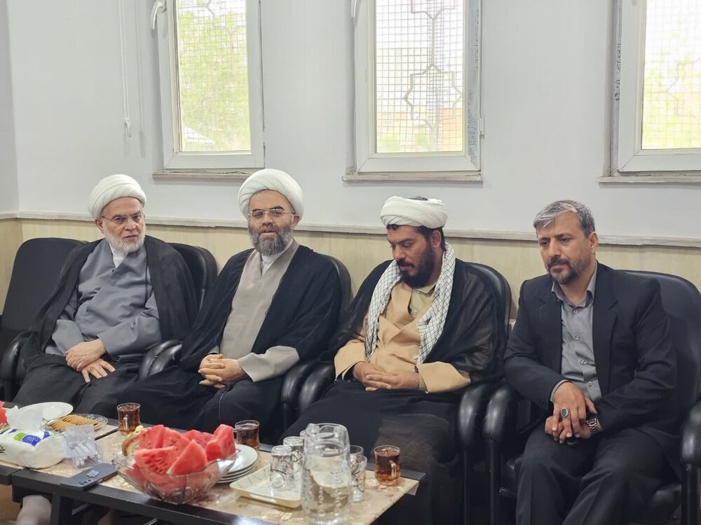جلسه هیأت امنای مدرسه علمیه حضرت فاطمه (س) سقز با حضور نماینده ولی‌فقیه در کردستان
