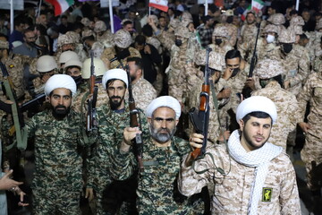 تصاویر/ طلایه‌داران بصیرت؛ تجلی عزم راسخ روحانیون بسیجی در میدان آزادی سنندج