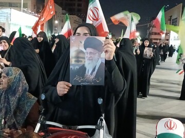 طنین صدای مقاومت در میدان شهدای مشهد/ گرامیداشت سوم خرداد با حضور نسل‌های مختلف در مشهد+ تصاویر