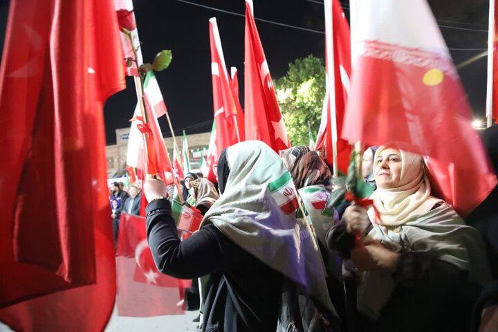 تصاویر/ هشتادو پنجمین  شب از  قرار  شبانه  مردم ارومیه در میدان ولایت فقیه