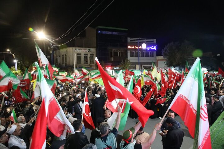 تصاویر/ هشتادو پنجمین  شب از  قرار  شبانه  مردم ارومیه در میدان ولایت فقیه