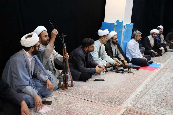 تصاویر/ دورۀ آموزشی آشنایی با اسلحه در مدارس علمیه اردبیل