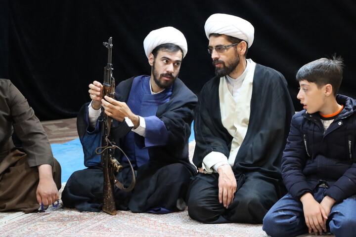 تصاویر/ دورۀ آموزشی آشنایی با اسلحه در مدارس علمیه اردبیل