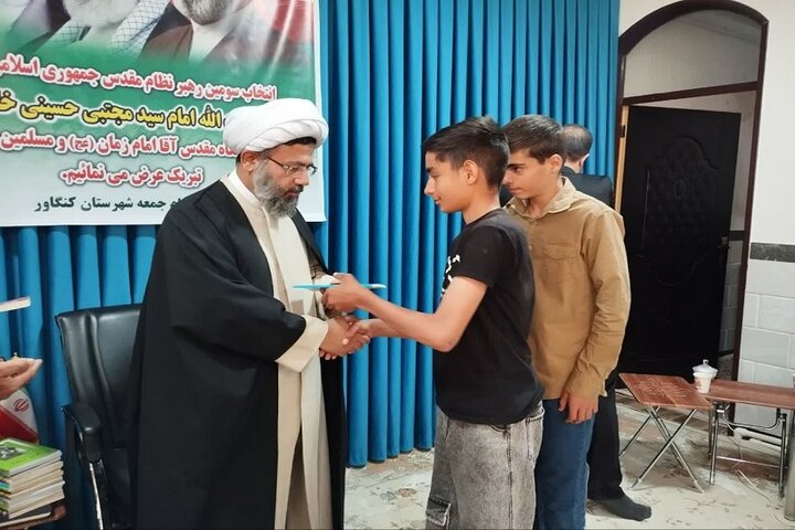 تصاویر/ نشست صمیمی امام جمعه کنگاور با اعضاء انجمن اسلامی دانش‌آموزی