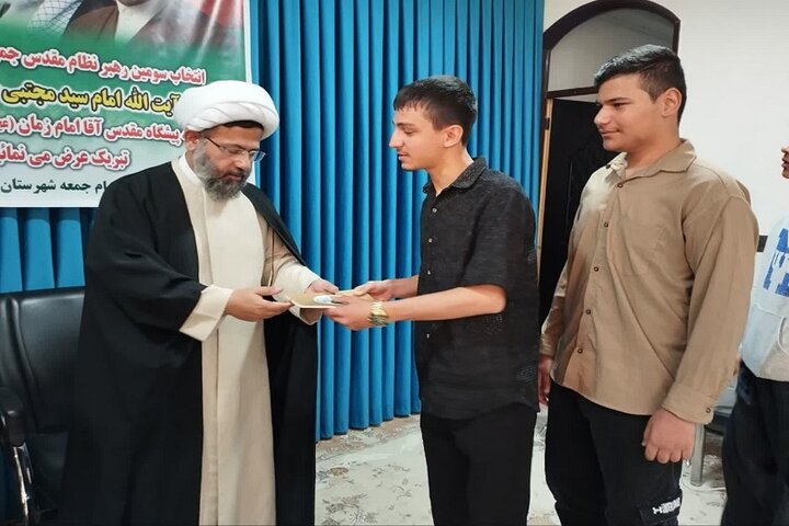 تصاویر/ نشست صمیمی امام جمعه کنگاور با اعضاء انجمن اسلامی دانش‌آموزی