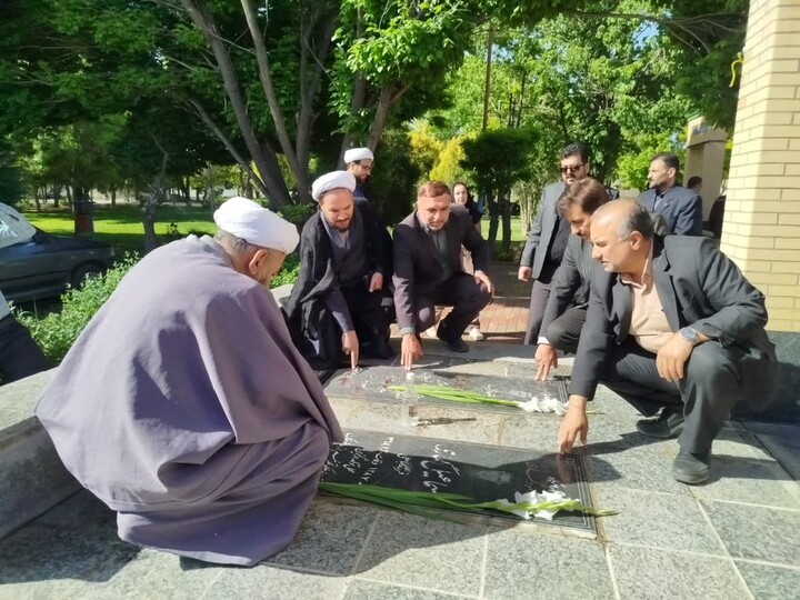 تصاویر / عطر افشانی گلزار مطهر شهدا در شهرستان های استان همدان همزمان با سالروز آزادسازی خرمشهر