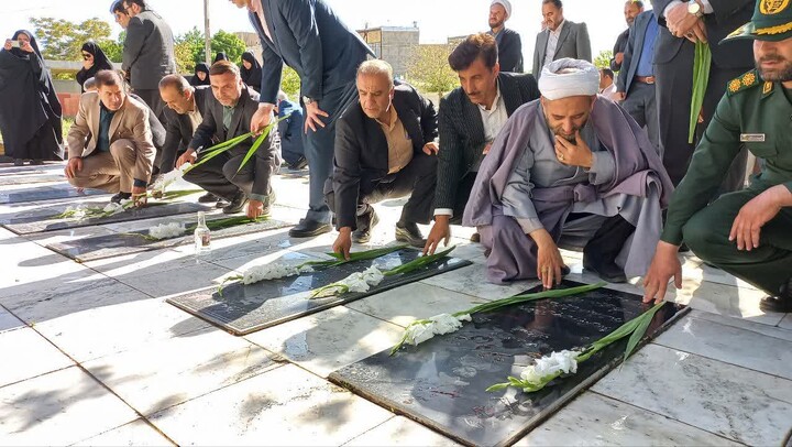 تصاویر / عطر افشانی گلزار مطهر شهدا در شهرستان های استان همدان همزمان با سالروز آزادسازی خرمشهر