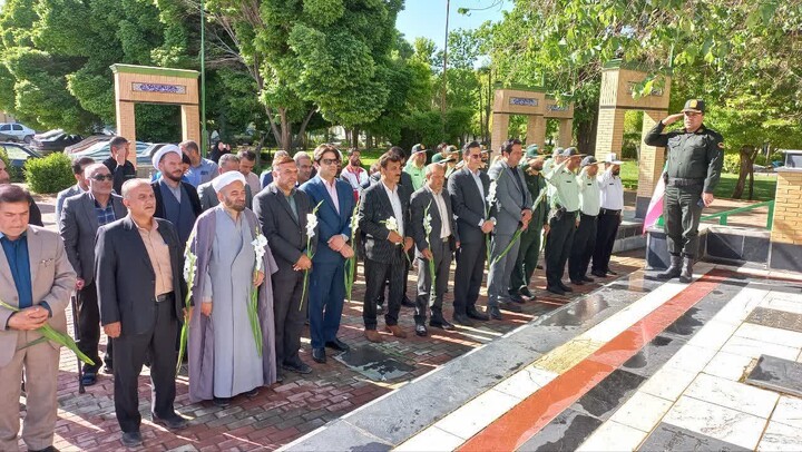 تصاویر / عطر افشانی گلزار مطهر شهدا در شهرستان های استان همدان همزمان با سالروز آزادسازی خرمشهر