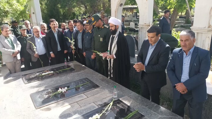 تصاویر / عطر افشانی گلزار مطهر شهدا در شهرستان های استان همدان همزمان با سالروز آزادسازی خرمشهر