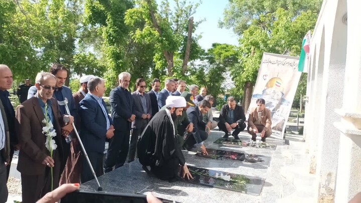 تصاویر / عطر افشانی گلزار مطهر شهدا در شهرستان های استان همدان همزمان با سالروز آزادسازی خرمشهر