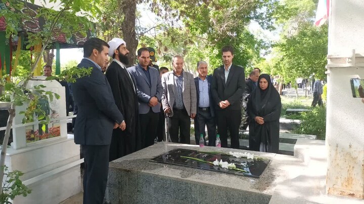 تصاویر / عطر افشانی گلزار مطهر شهدا در شهرستان های استان همدان همزمان با سالروز آزادسازی خرمشهر