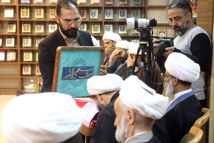 تصاویر/ مراسم تجلیل و تکریم از خانواده های شهدای روحانیت در جنگ رمضان توسط آستان مقدس امام حسین علیه السلام در استان قم