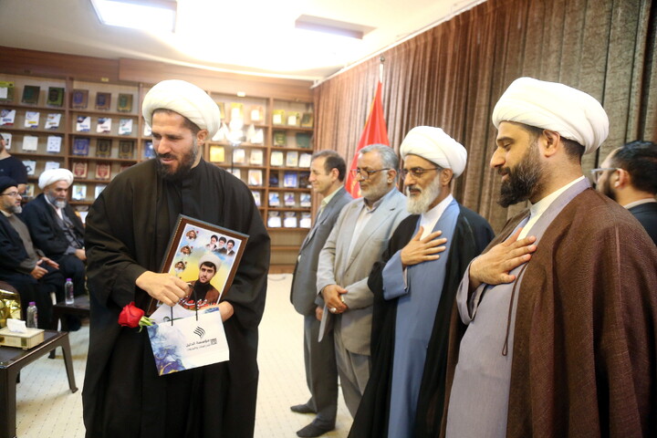 تصاویر/ مراسم تجلیل و تکریم از خانواده های شهدای روحانیت در جنگ رمضان توسط آستان مقدس امام حسین علیه السلام در استان قم