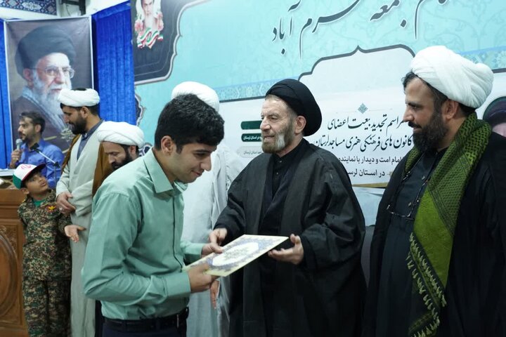 تصاویر/ تجدید بیعت اعضای کانون های فرهنگی هنری مساجد لرستان با امام امت