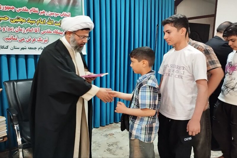 تصاویر/ نشست صمیمی امام جمعه کنگاور با اعضای انجمن اسلامی دانش‌آموزی