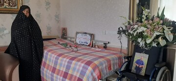 تجلیل کادر مدرسه علمیه فاطمه الزهرا (س) از مجاهدت‌های همسر جانباز شهید حسین‌پناه