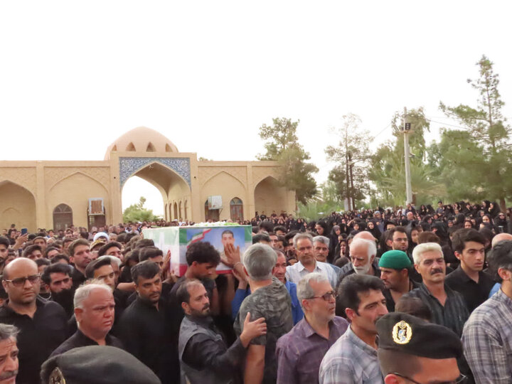 تصاویر/ تشییع پیکر شهید محمدمعراج نظری در گلزار شهدای شهرستان اردکان