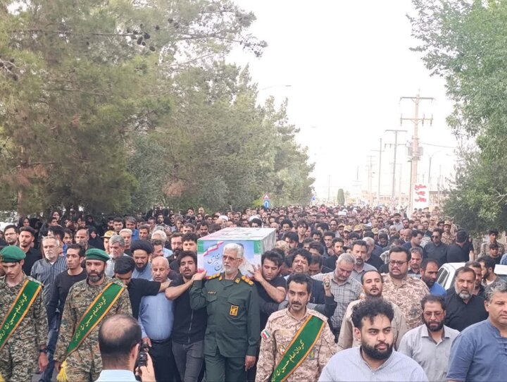 تصاویر/ تشییع پیکر شهید محمدمعراج نظری در گلزار شهدای شهرستان اردکان