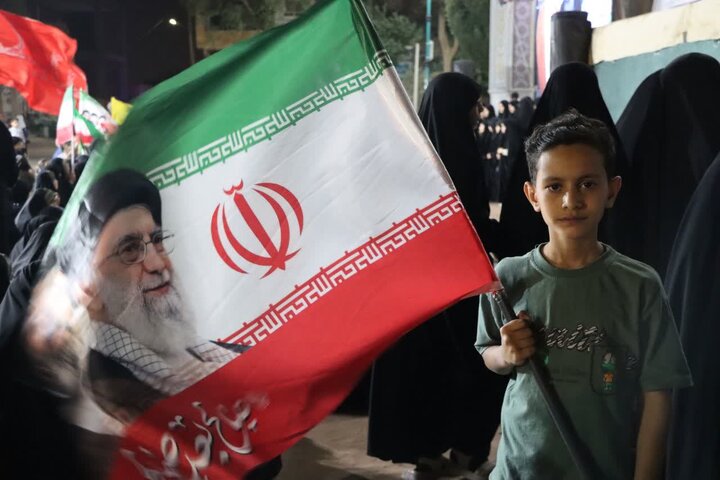 تصاویر/ حضور پرشور کودکان، نوجوانان و مردان و زنان انقلابی و ولایی شهر اشکذر در هشتاد و ششمین شب از حماسه حضور