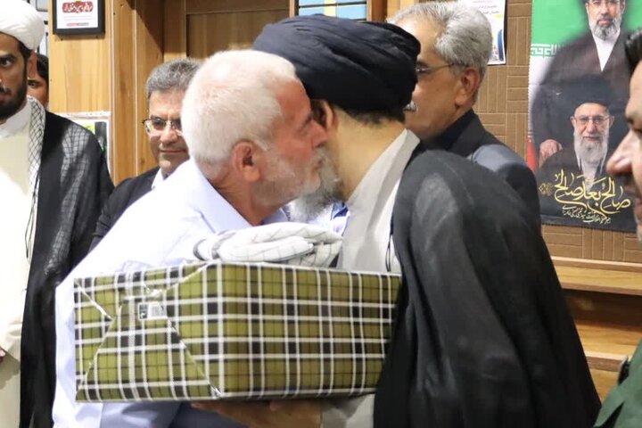 تصاویر/ راهپیمایی بافقی ها با حضور امام جمعه بافق و مردم همیشه در صحنه شهرستان در بلوار وحشی بافقی