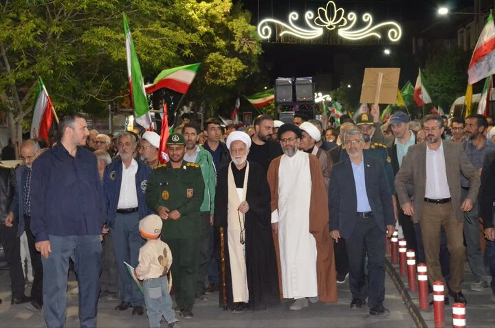 تصاویر/حضور نماینده ولی‌فقیه در استان مرکزی در هشتاد ششمین راهپیمایی شبانه شازند