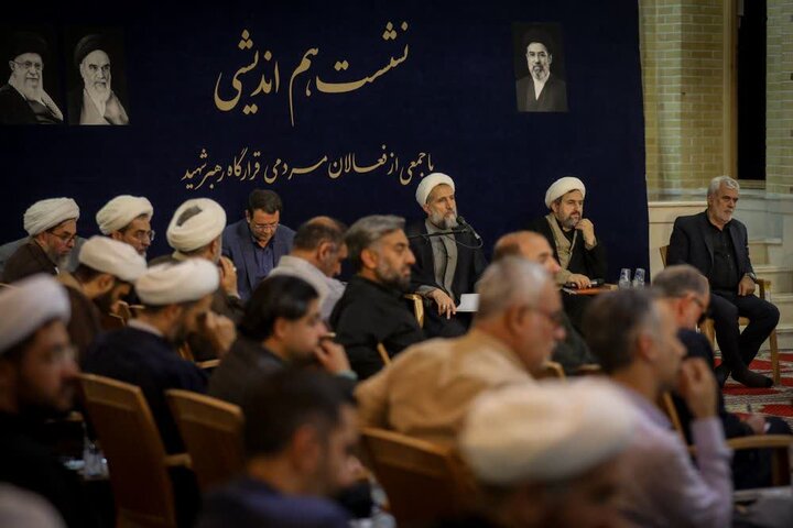 تصاویر /  نشست هم‌اندیشی امام جمعه قزوین  با جمعی از فعالین مردمی قرارگاه رهبر شهید